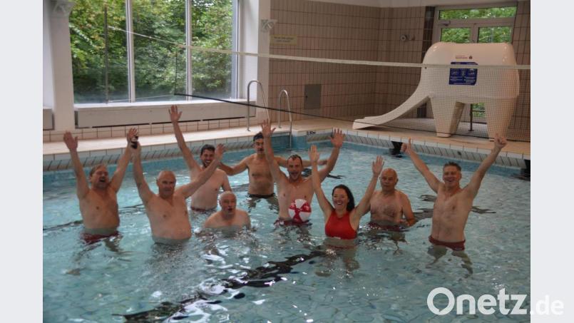 Mit einer ersten Schwimmstunde zum Eingewöhnen und einem Wasserballspiel starteten die Aktiven der Kemnather Wasserwacht in die neue Hallenbadsaison. Bild: ak