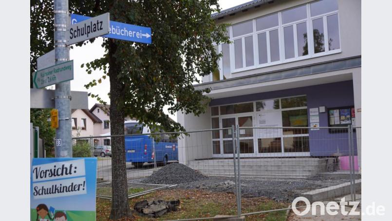 Zurzeit nicht nutzbar ist der Haupteingang zur Grundschule. Er wird behindertengerecht gestaltet. Bild: bkr