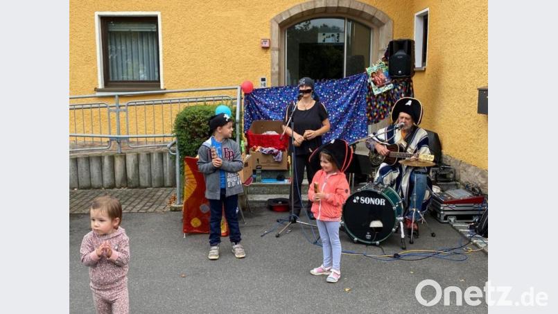 Das Mitmachkonzert von „Tiri-Lii &amp; Bummbatsch Peng“ bereitete Klein und Groß viel Spaß. Bild: exb