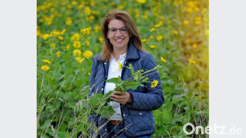 Martina-Englhardt-Kopf im Feld. Die 40-Jährige sieht die Landwirtschaft als Teil der Lösung beim Klimaschutz. Bild: Claudia Seitz