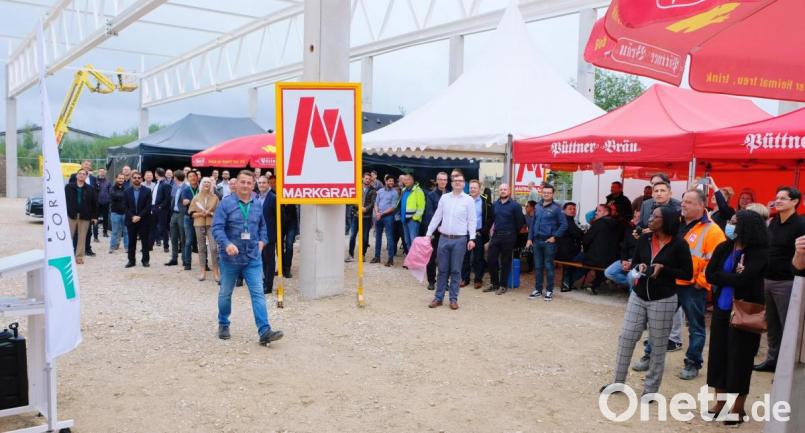 Nur zwei Monate nach dem ersten Spatenstich feiert die Firma Rogers im Eschenbacher Industriegebiet Hebfest für den Erweiterungsbau. Bild: do