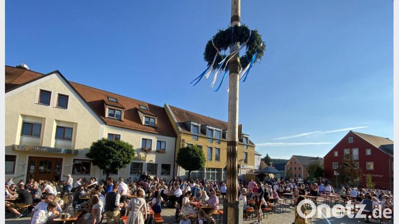 Viele Gäste nutzten den strahlenden Sonntagnachmittag für einen Besuch auf dem Marktplatz. Bild: wee