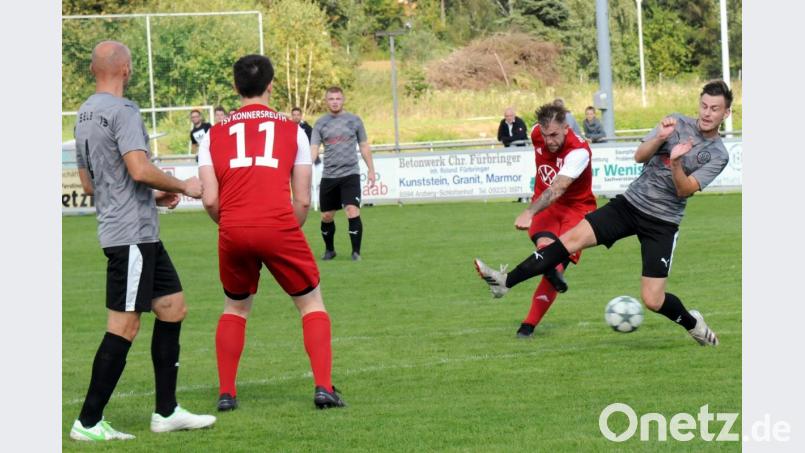 Für den TSV Konnersreuth steht eine Woche nach dem 1:0-Sieg gegen die SpVgg 13 Selb, hier versucht der Selber Julian Künzel (rechts) den Schuss von Oliver Schicker zu blocken, das nächste Gipfeltreffen auf dem Programm. Am Samstag gastiert der TSV beim punktgleichen Spitzenreiter SG Schwarzenbach/Förbau. Bild: hho