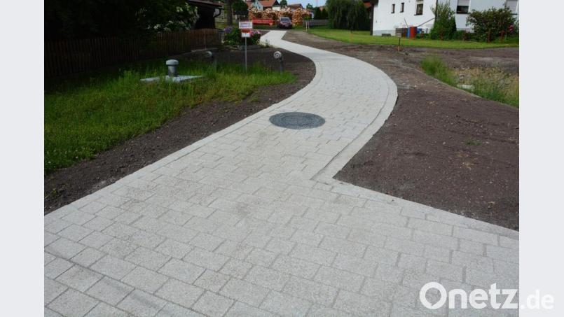 Gepflastert wurde der Weg am Weidaweg/Am Bühl. Im Herbst folgen die Anpflanzungen. Bild: jr