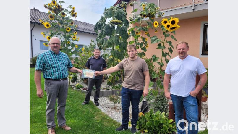 Herbert Putzer (links) freut sich über die Spendenbereitschaft von Sebastian Weig, Johannes Kres und Gerhard Kres (von rechts). Bild: bey