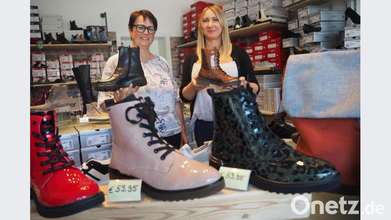 Annett Holzgartner und Christine Pürzer haben dafür gesorgt, dass es in Pfreimd wieder ein Schuhgeschäft gibt. Für den Verkauf haben die beiden Gesellschafterinnen des &quot;Schuhladl &amp; more&quot; fünf Mitarbeiter beschäftigt. Bild: bl