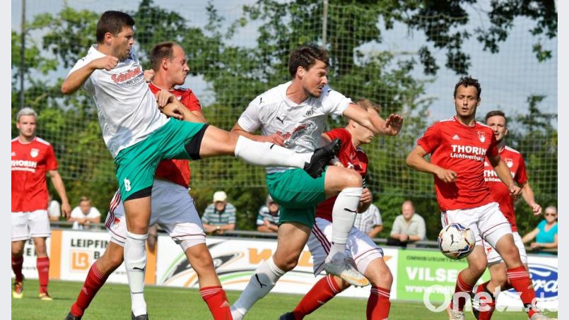 Der 1. FC Schlicht (weiße Trikots) greift an, auch in der Bezirksliga ist der Aufsteiger schon wieder vorne mit dabei. Archivbild: Hubert Ziegler