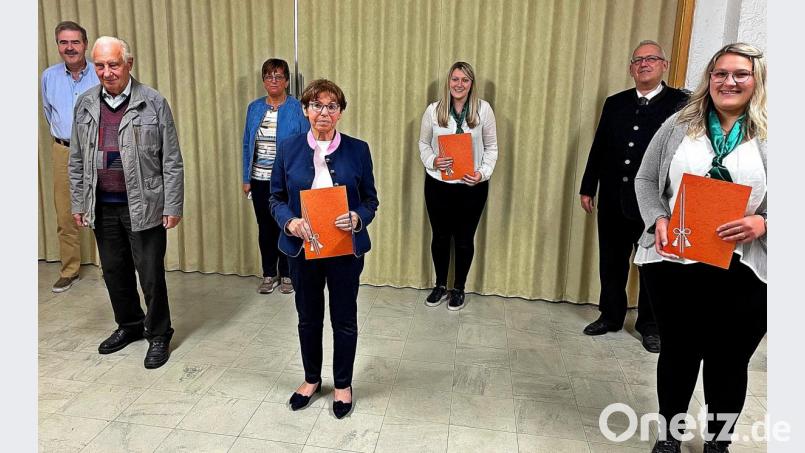 Die Edelweißschützen zeichnen langjährige Mitglieder aus. Von links: Karl Völkl, Josef Heil, Anna Schwägerl, Bürgermeisterin Marianne Rauh, Cornelia Gallitzdörfer sowie vom Oberpfälzer Nordgau Thomas Busch und Nathalie Gallitzdörfer. Bild: zer