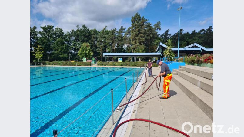 Nach Saisonende wird erst mal alles aufgeräumt: Stephan Potröck (vorne) und Stefan Danhauser bereiten das Becken auf den Winter vor. Bild: sne