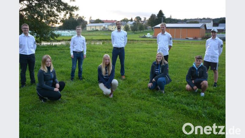 Neuwahlen standen beim Burschen- und Moidlaverein „Gemütlichkeit“ Groschlattengrün an. Im Bild (hinten, von links) Christoph Söllner, Lars Forschepiepe, der neue Vorsitzende Markus Böx, Sebastian Protschky und Felix Ködel sowie (vorne, von links) Svenja Ott, Isabella Protschky, Paula Zaus und Timo König. Bild: jr