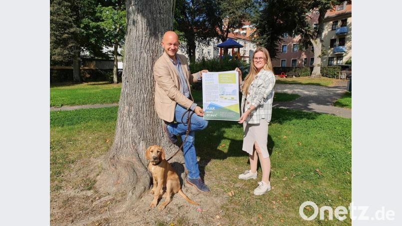 Projektleiterin Daniela Pöhlmann und Bauamtsleiter Stefan Büttner freuen sich auf zahlreiche Bürger, die mitreden sollen, wenn ihr Quartier fit für die Zukunft gemacht wird. Treffpunkt ist der Spielplatz am Kreisverkehr Egerlandplatz. Bild: Biczysko/fph