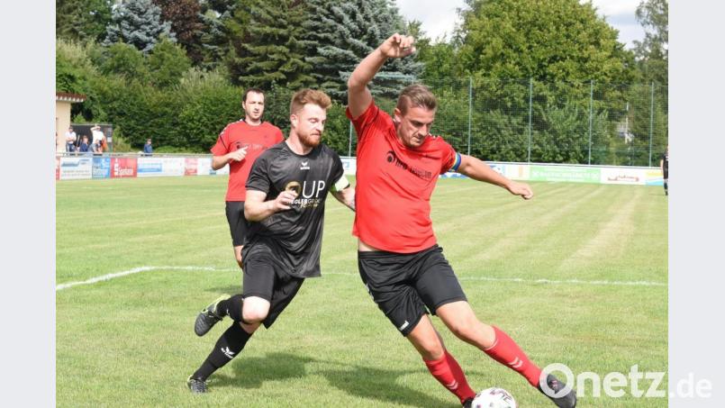 Der FC Tirschenreuth empfängt am Sonntag die SpVgg Selbitz. Kapitän Bastian Popp (schwarzes Trikot) fällt wegen einer Leistenverletzung vermutlich aus. Archivbild: gb