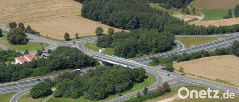 Bauarbeiten an den Anschlussstellen der A 93 bei Windischeschenbach führen an Montag, 20. September, immer wieder zu Behinderungen. Luftbild: Ascherl
