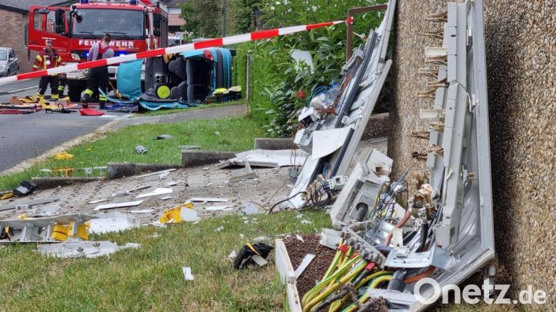 In Gärmersdorf gab es am Freitagabend keinen Strom.. Schuld war laut Polizei ein Unfall. Ein Auto war am Freitag gegen diesen Verteilerkasten geprallt. Bild: Kreisbrandinspektion Amberg-Sulzbach