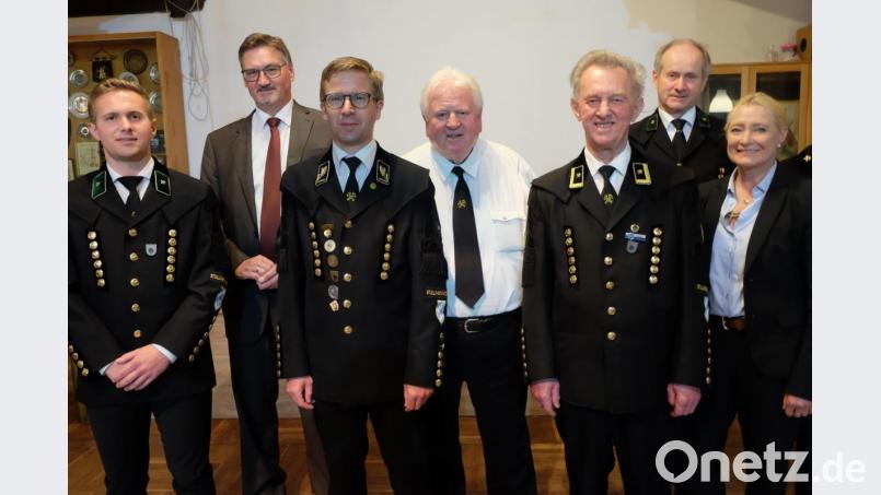 Der Stullner Bürgermeister Hans Prechtl (Zweiter von links) und die Zweite Bürgermeisterin aus Schwarzenfeld, Gaby Wittleben (rechts), mit den Vorstandsmitgliedern des Bergknappenvereins Matthias Heinrich (von links), Jürgen Ferschl, Ehrenvorsitzenden Wilhelm Hauser, Josef Heinrich und Johann Müller. Bild: ohr