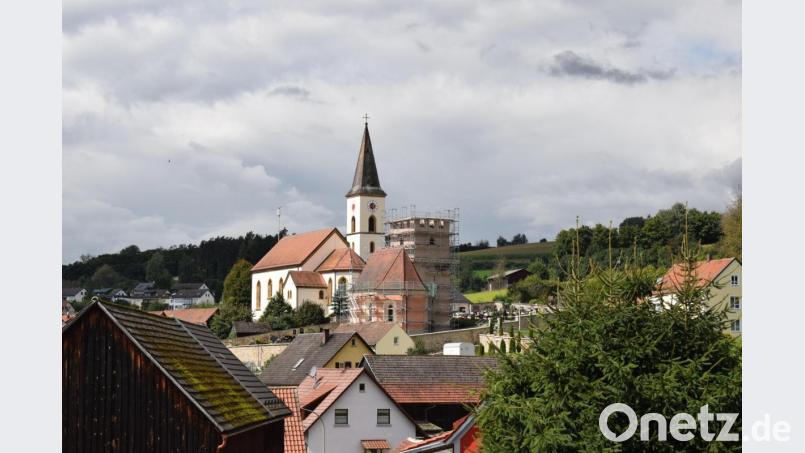 Die Renovierungsarbeiten am Sachsenturm und der Versöhnungskapelle in Trausnitz haben bereits begonnen. Der Sachsenturm zählt zu den ältesten noch erhaltenen Gebäuden Deutschlands. Bild: bnr