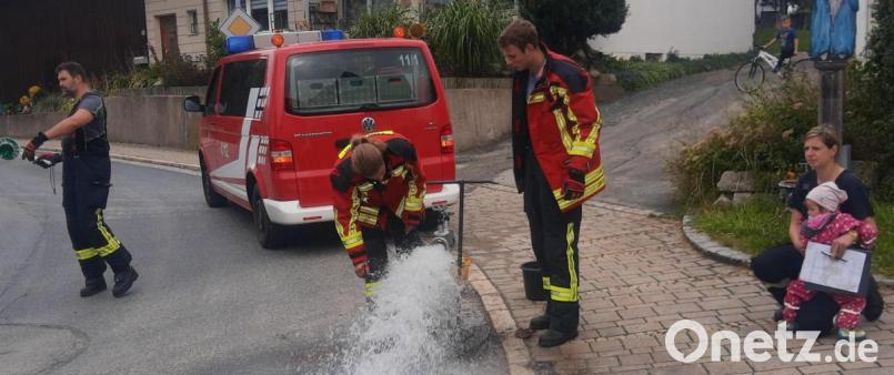 Mehrere Feuerwehrmänner- und frauen sind nötig, um die Hydranten im Ort zu spülen. Die Arbeit gehört zu den Aufgaben einer Freiwilligen Feuerwehr. Bild: ld