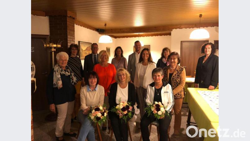 Die Spitze der Frauen-Union mit Gästen und Geehrten: (vorne, von links) Elisabeth Schröpf, Brigitte Magnitz und Rosemarie Rahn sowie (hinten, von links) Christa Legat, Sandra Doß, Bürgermeister Franz Stahl, Ulrike Meier, Doris Schön, CSU-Ortsvorsitzender Huberth Rosner, Claudia Kost, Olga Luft, Rosa Schmid und Kreisvorsitzende Tina Zeitler Bild: Frauen-Union Tirschenreuth/exb