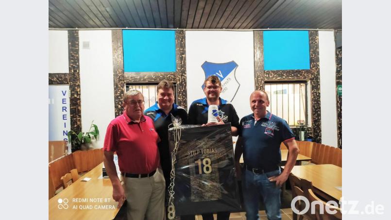 Tobias Stilp beendet seine aktive Spielerlaufbahn beim FSV. Im Bild von links Vorsitzender Herbert Sladky, Spielleiter Jürgen Rieger, Tobias Stilp und Zweiter Vorsitzender Harald Bader. Bild: exb