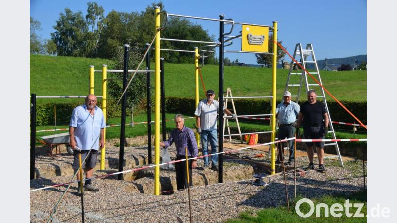 Für die neue Fitnessplattform musste das Montagsteam des SV Kulmain nicht nur zu Schaufeln, sondern auch zum Bohrer greifen, um bei den Pfosten einige Gewinde nachzubessern. Bild: ak
