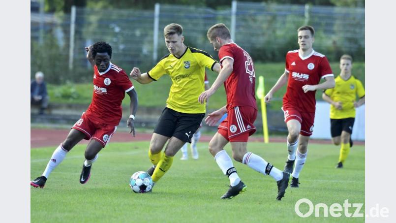 Mario Schmien vom FC Amberg (Mitte) muss sich in dieser Szene mit den Hauzenbergern Abulai Dabo (links), Maximilian Süß (Zweiter von rechts) und Moritz Gerhartinger (rechts) auseinandersetzen. Wenig später erhielt Schmien von Schiedsrichter Tobias Heuberger wegen Foulspiels die Rote Karte. Bild: Hubert Ziegler
