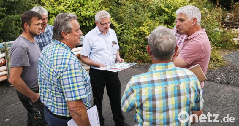 Bürgermeister Johannes Reger (Mitte) im Gespräch mit den Bauausschussmitgliedern. Auf dem Bild Bauhofchef Josef Liedl (Zweiter von links) und Bauamtsleiter Dieter Döppl (Dritter von links). Bild: njn