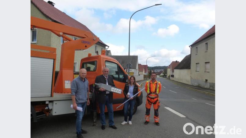 In Kaltenbrunn besprechen (von links) Gerhard Schmerber, Christine Pschorn vom Technischen Bauamt der VG, Bürgermeister Ludwig Biller und Christian Pittner von der Firma S und W weitere Umrüstungsmaßnahmen. Bild: bk