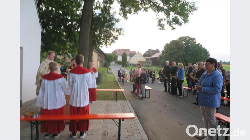 „Möge die sanierte Haunritzer Kapelle weiterhin eine einladende Wegmarke des Glaubens bleiben“, sagte Stadtpfarrer Thomas Kraus bei der Segnung. Bild: jzk