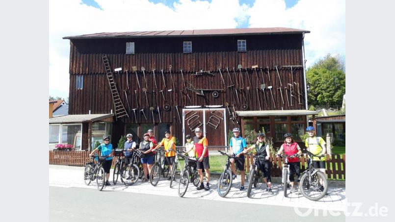 Vor einer sehenswerten Scheune auf dem Weg zu ihrem Ziel ließen sich die Radler der FGV-Ortsgruppe Neusorg für unsere Zeitung ablichten. Bild: öt