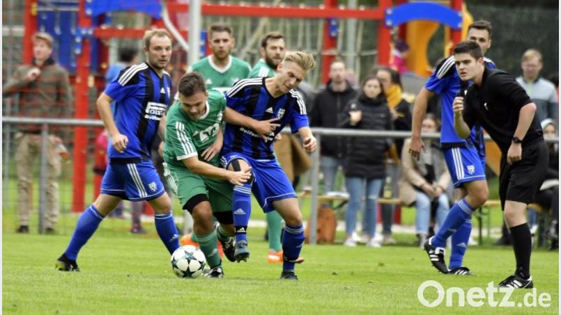 Der Utzenhofener Kapitän Fabian Hiereth (links) muss sich in dieser Szene gegen den Kastler Martin Aures (rechts) behaupten. Bild: Hubert Ziegler