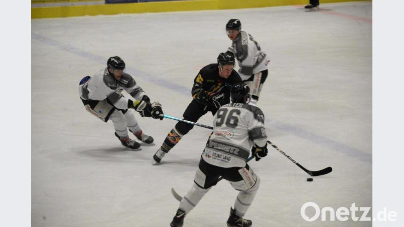 Felix Köbele (dunkles Trikot), hier im Freitagsspiel gegen Pegnitz, erzielte am Sonntag zwei Treffer für den ERSC Amberg im Vorbereitungsspiel gegen die Schönheider Wölfe. Bild: Andreas Brückmann