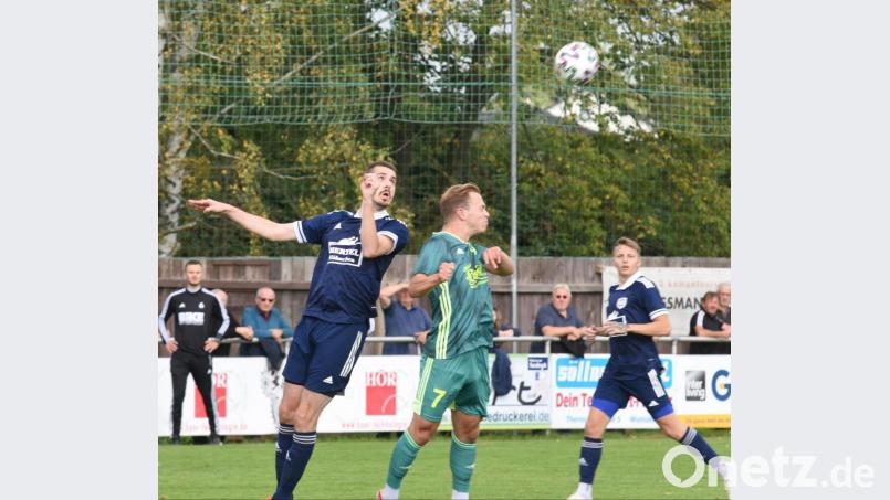 Der SV Mitterteich verlor am Samstag das Derby gegen Kickers Selb mit 0:4. Das Bild zeigt den Ex-Mitterteicher Marco Kießling (links) im Luftkampf mit Daniel Kahrig. Bild: gb