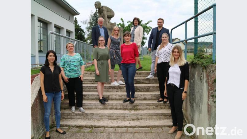 Die neuen Lehrer an der Naabtal-Realschule (von links): Daniela Gassner, Manuela Hölzl, Tina Lösch, Johann Vollath (stellvertretender Schulleiter), Manuela Kreckl, Susanne Schirmer, Hannelore Reil-Heining (Schulleiterin), Alexander Frey (stellvertretender Schulleiter), Veronika Bürger und Sabrina Drummer. Bild: Matthias Sitzmann/exb
