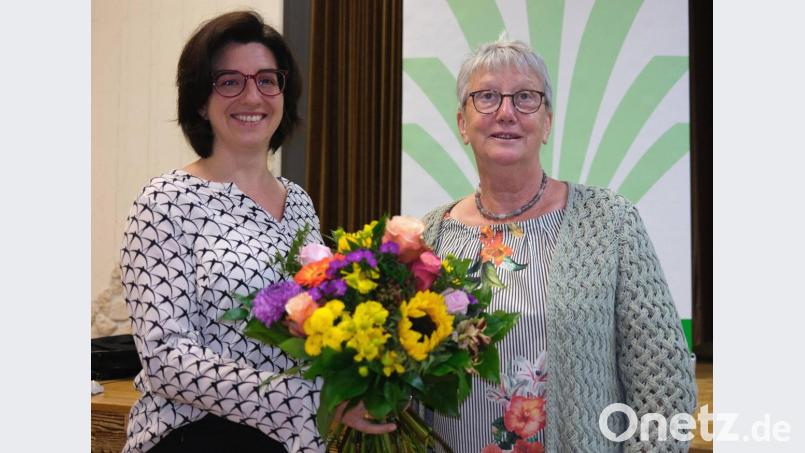 Kreisbäuerin Sabine Schindler (links) verabschiedete Hauswirtschaftsberaterin Annemarie Frank mit Blumen und einem Gutschein. Bild: Hirsch