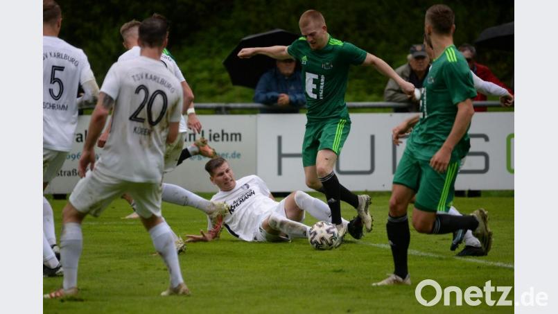 Die DJK Ammerthal vergab in der ersten Hälfte eine Vielzahl an besten Tormöglichkeiten. Nur Raffael Kobrowski (am Ball) traf. Archivbild: Andreas Brückmann