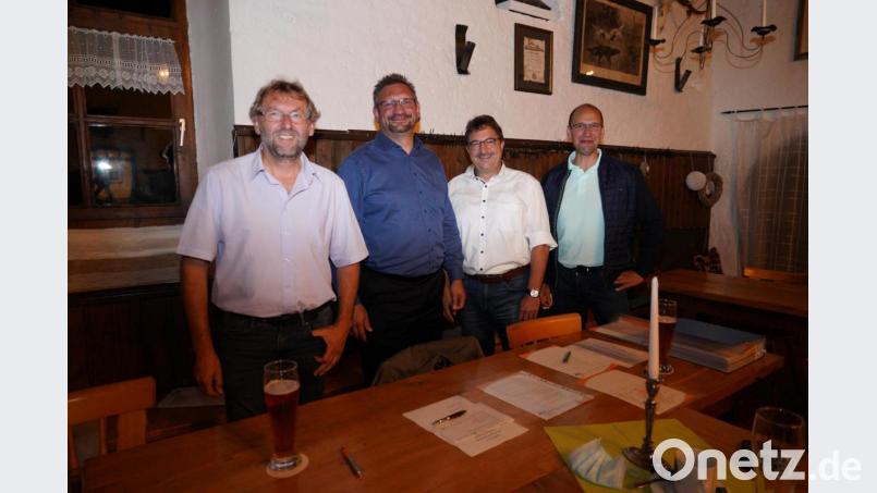 Vorsitzender Hermann Schraml begrüßte FW-Direktkandidat Tobias Groß zusammen mit Kassier Michael Zap und Kreisrat Ely Eibisch bei der Jahreshauptversammlung in Kaibitz. Bild: kaz