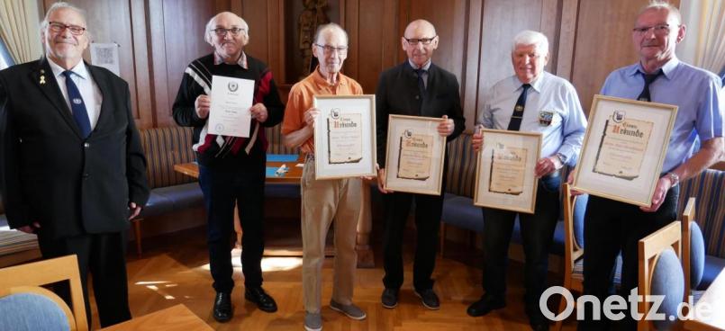 Gerhard Franke, Vorsitzender der Soldatenkameradschaft Waldsassen, mit den geehrten Mitgliedern Heinz Sturm, Arthur Ascherl, Karlheinz Hoyer, Karl Birner und Alois Kirschbaum (von links). Der ebenfalls zum Ehrenmitglied ernannte Ludwig Spreitzer konnte an der Versammlung nicht teilnehmen. Bild: hmr
