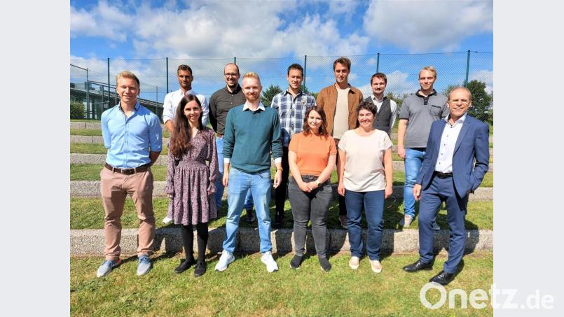 Schulleiter Ludwig Pfeiffer (rechts) hieß elf neue Lehrkräfte am Ortenburg-Gymnasium willkommen. Bild: lg