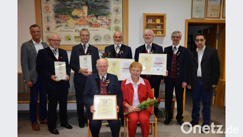 Die Geehrten, (ab Zweitem von links): Christian Hüttner, Richard Falk, Franz Birner, Norbert Falk und sitzend Georg Schlosser, Urgestein, und immer noch eine der tragenden Stimmen des Männerchors, mit Ehefrau Armella. Bild: fdl