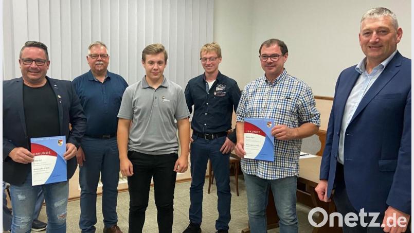 Langjährige aktive Musiker der Stadtkapelle Waldsassen wurden kürzlich bei der Jahresversammlung des Musikvereins geehrt. Im Bild (von links) Peter Erl, Franz Bartl, Niklas Hart, Florian Bartl und Stefan Hart sowie Dritter Bürgermeister Markus Scharnagl. Bild: Markus Scharnagl/exb
