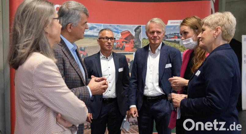 Beim zweiten ostbayerisch-böhmisch Innovationstag suchten die Gastgeber Cornelia und Michael Horsch (links) das Gespräch mit den Wirtschaftsvertreterinnen der Region Pilsen, Marcela Krejsova und Karla Stankova (von rechts) sowie den IHK-Vertretern Thomas Hanauer und Richard Brunner (Mitte). Bild: Hirsch
