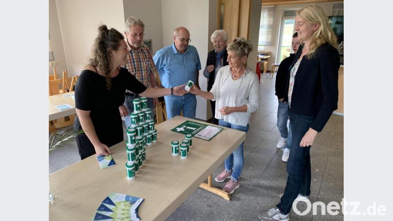 Janett Maaß, Projektkoordinatorin Demenz bei der AOVE, verteilt Notfalldosen an Interessierte. Bild: Katja Stiegler