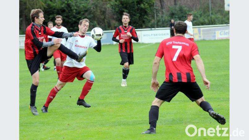 Die Sportfreunde Kondrau und der ATSV Tirschenreuth trennten sich 1:1. Hier kämpfen Lukas Blei (ATSV, links) und der Kondrauer Martin Roßkopf um den Ball. Bild: heh