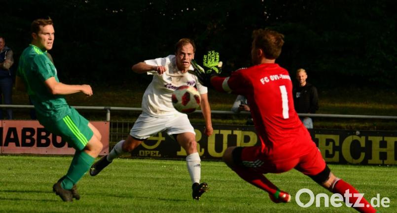 Moritz Polster (Mitte) vom TSV Detag Wernberg prüft Torwart Christian Böl vom FC OVI-Teunz. Bild: Hans Mark