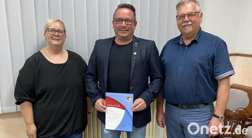 Seit 40 Jahren ei aktiver Musiker ist Musikvereins-Vorsitzender Peter Erl. Claudia Hart und Dirigent Franz Bartl (rechts) gratulierten. Bild: Markus Scharnagl/exb