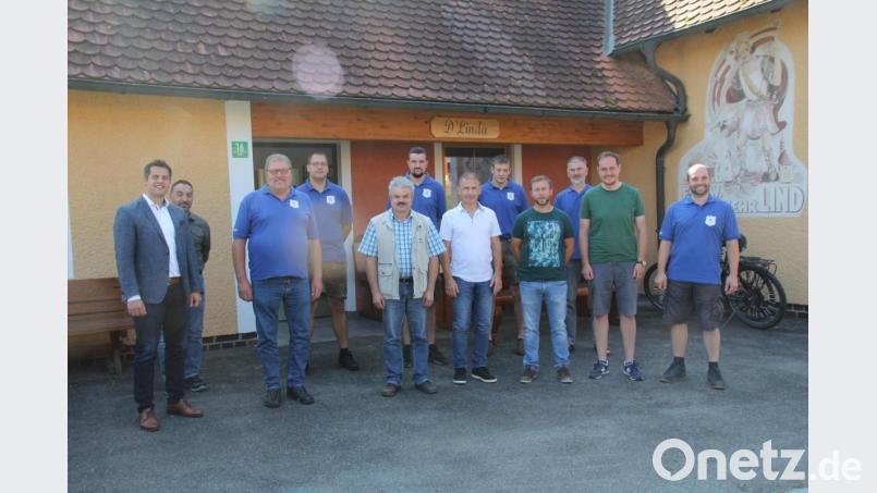 Zum Vorsitzenden der „Königstreuen Lind“ ist wieder Johann Biegerl (Dritter von links) und zu seinem Stellvertreter Josef Fleißer (rechts daneben) gewählt worden. Zum Foto stellten sich auch die weiteren Vorstandsmitglieder auf sowie Bürgermeister Rudolf Teplitzky (links), der den Gewählten gratulierte. Bild: frd
