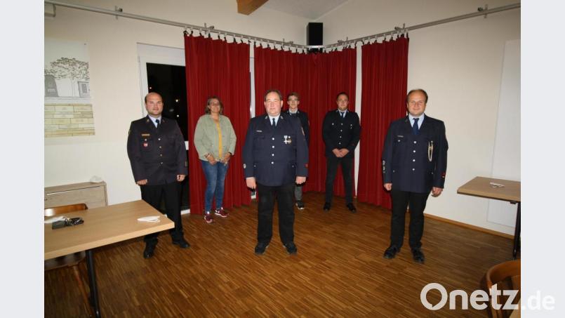 Als Stellvertreter von Kommandant Markus Eichermüller (vorn rechts) folgt Michael Laugensteiner (hinten rechts) auf Hubert Farmbauer (vorn Mitte). Kreisbrandrat Marco Saller und Bürgermeisterin Carmen Pepiuk (vorn und hinten links) gratulierten außerdem Christian Laugensteiner (hinten Mitte) zur Beförderung. Bild: bjp