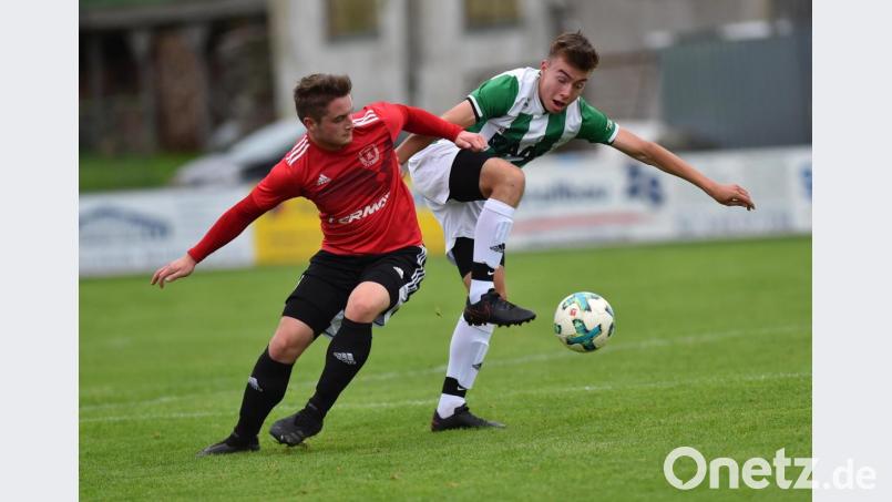 Johannes Roll (rechts) vom FC Weiden-Ost gewinnt den Zweikampf gegen Jonas Fuhrich. Dem Spieler des SC Kirchenthumbach konnte dies letztlich egal sein: Seine Mannschaft entschied das Verfolgerduell mit 1:0 für sich und überholte den FC Weiden-Ost in der Tabelle der Kreisliga Nord. Bild: A. Schwarzmeier