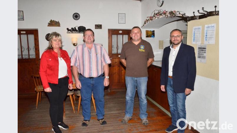 Gut lachen hat Armin Bauer (Zweiter von rechts) nach der einstimmigen Wiederwahl als Vorsitzender des Imkervereins Waidhaus. Daniela Simon und Richard Riedl erhalten ebenfalls das Vertrauen der Mitglieder bei den von Bürgermeister Markus Bauriedl (rechts) geleiteten Wahlen. Bild: fjo