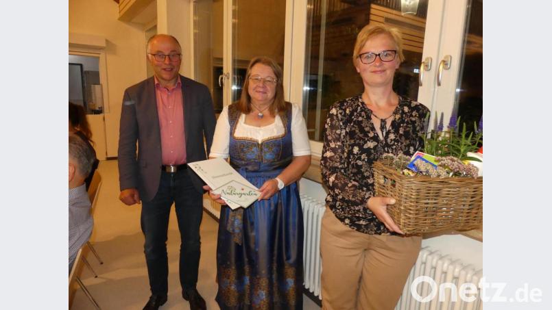 Maria Treiber und Albert Nickl übergaben an Rosa Prell (Mitte) die Auszeichnung &quot;Naturgarten&quot; des Landesverbandes. Bild: rn